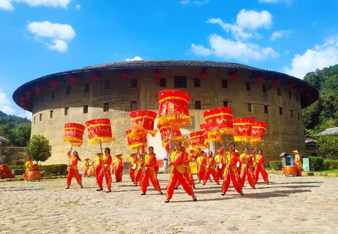 永定土楼前大鼓凉伞（福建土楼永定景区  供图）.jpg